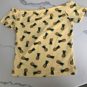 Yellow pineapple off the shower shirt